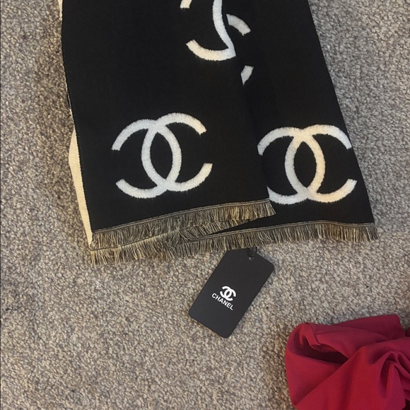CHANEL SCARF 🧣 (half cashmere) - Picture 2 of 7